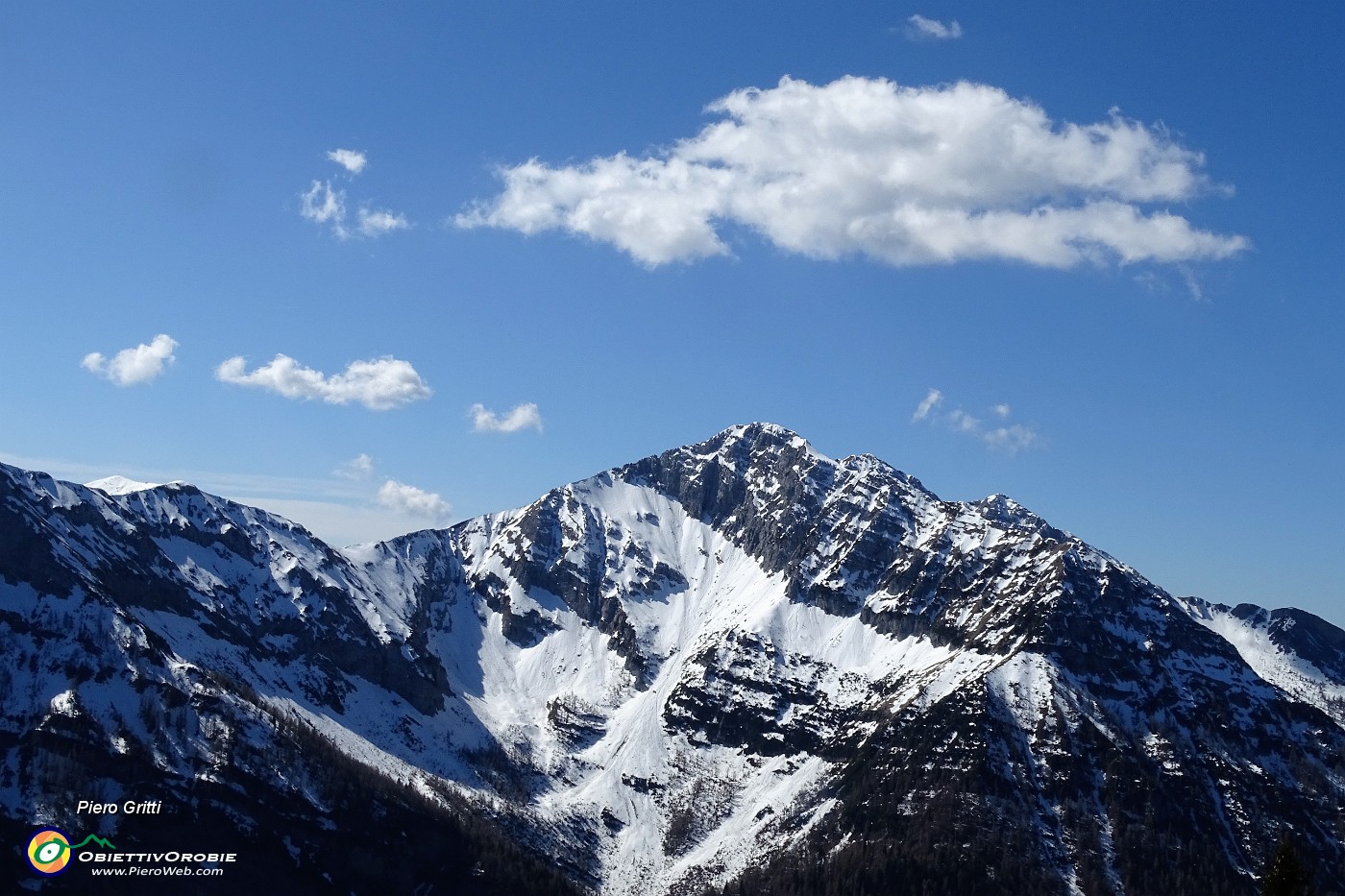 48 Sul Sentiero dei Roccoli vista in Pizzo di Roncobello.JPG